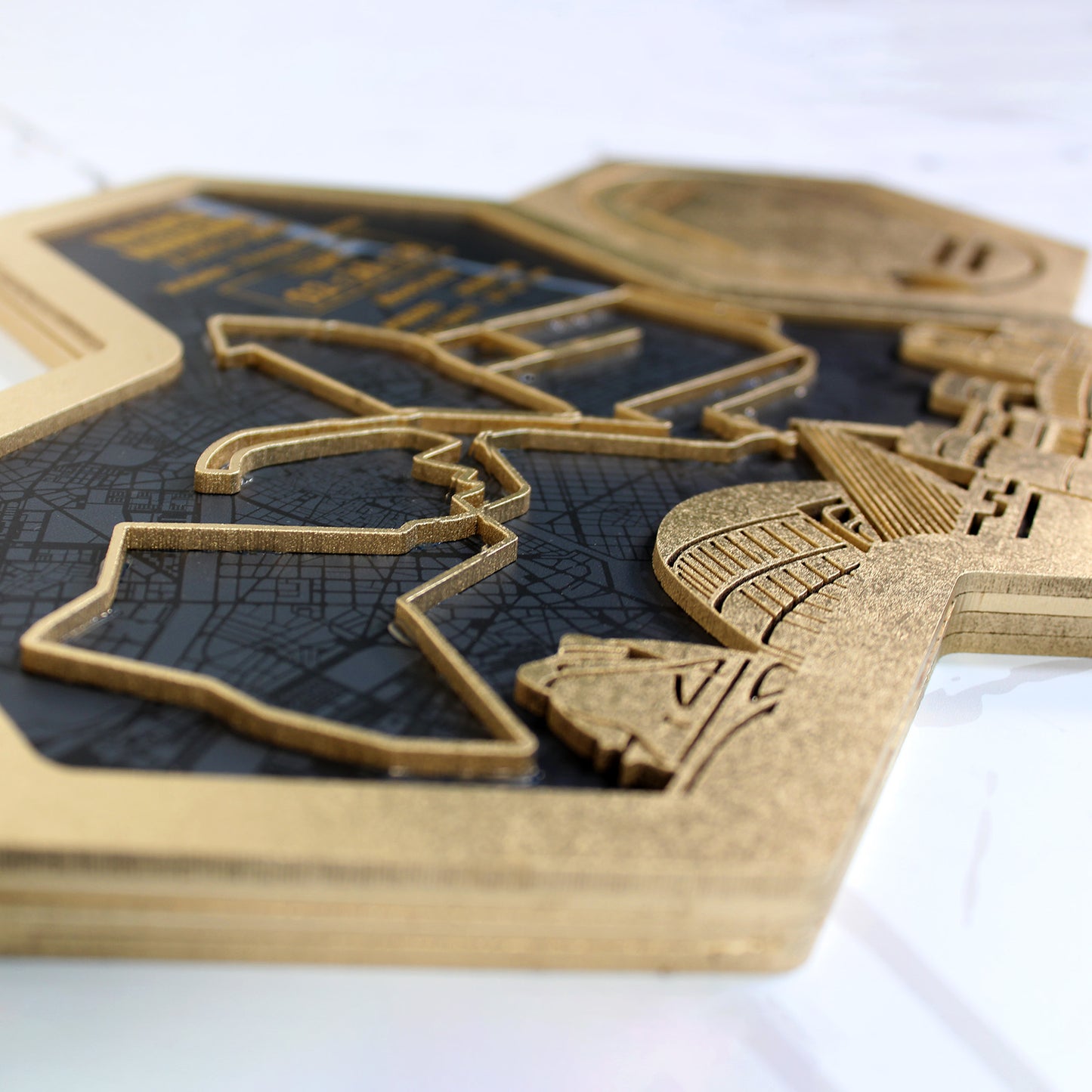 Medallero Hexagonal para exhibir tu medalla de la Marathon de Valencia Personalizado con Nombre, dorsal, tiempos, etc.