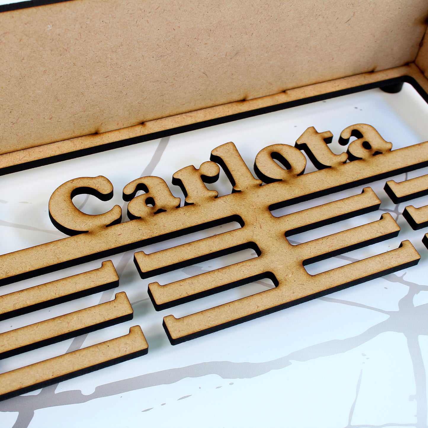 Medallero personalizado con nombre y estante para copas