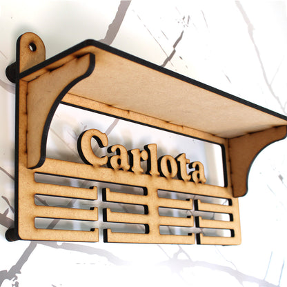 Medallero personalizado con nombre y estante para copas