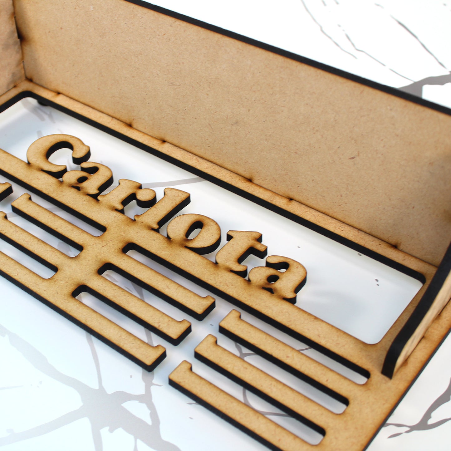 Medallero personalizado con nombre y estante para copas