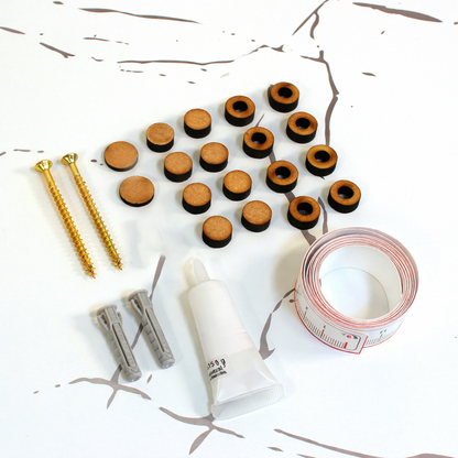 Kit instalación tornillos, tacos, separadores, pegamento, embellecedor y cinta métrica