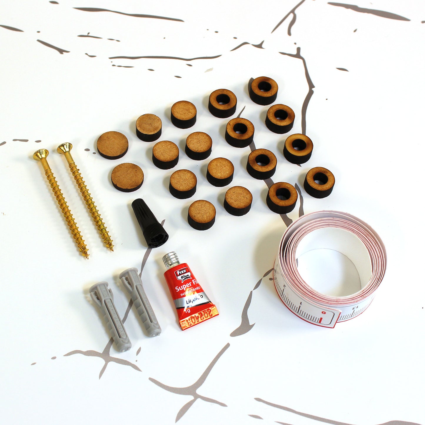 Kit instalación tornillos, tacos, separadores, pegamento, embellecedor y cinta métrica