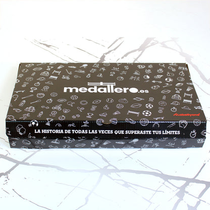 Caja fabricada con Frase preferida+Nombre y envuelta para regalo