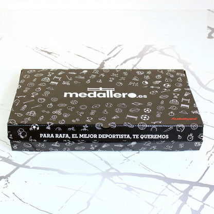 Caja fabricada con Frase preferida+Nombre y envuelta para regalo