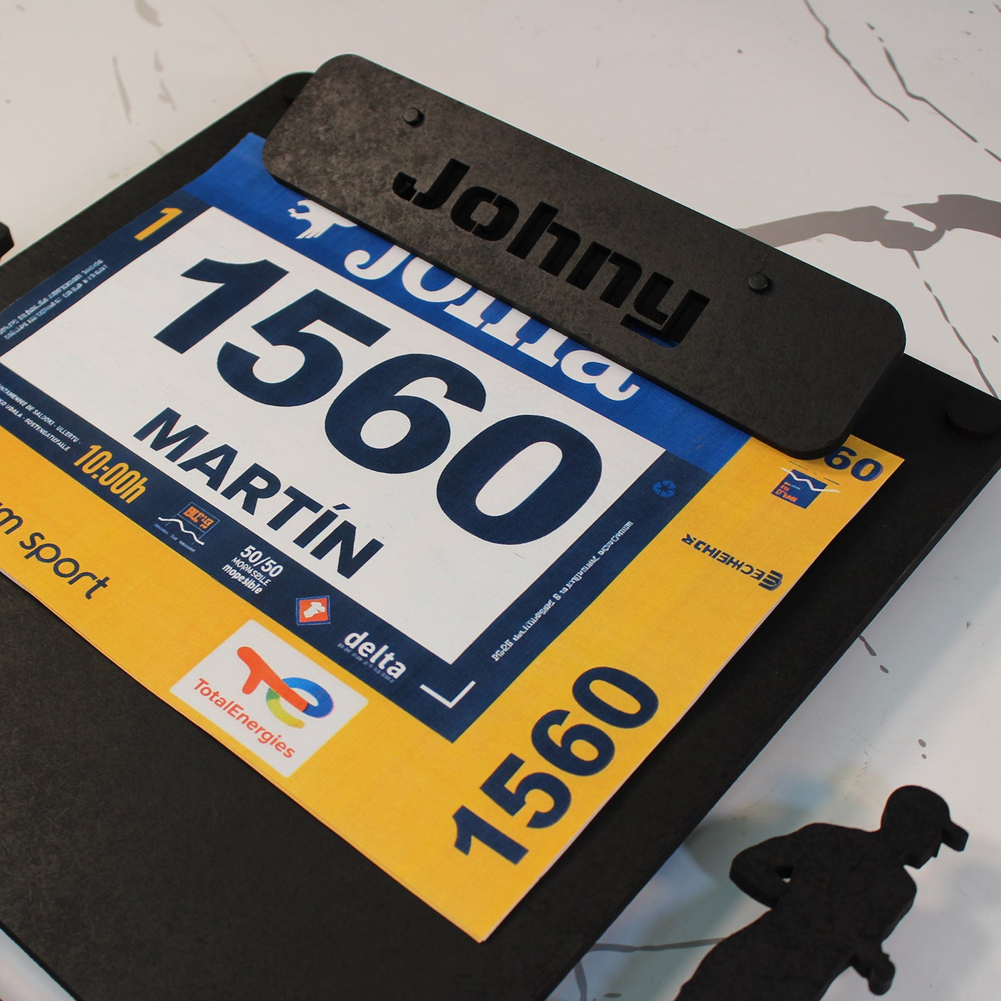 Medallero para Medallas de Running – Personalizado en Madera con pinza de diseño para colocar dorsales