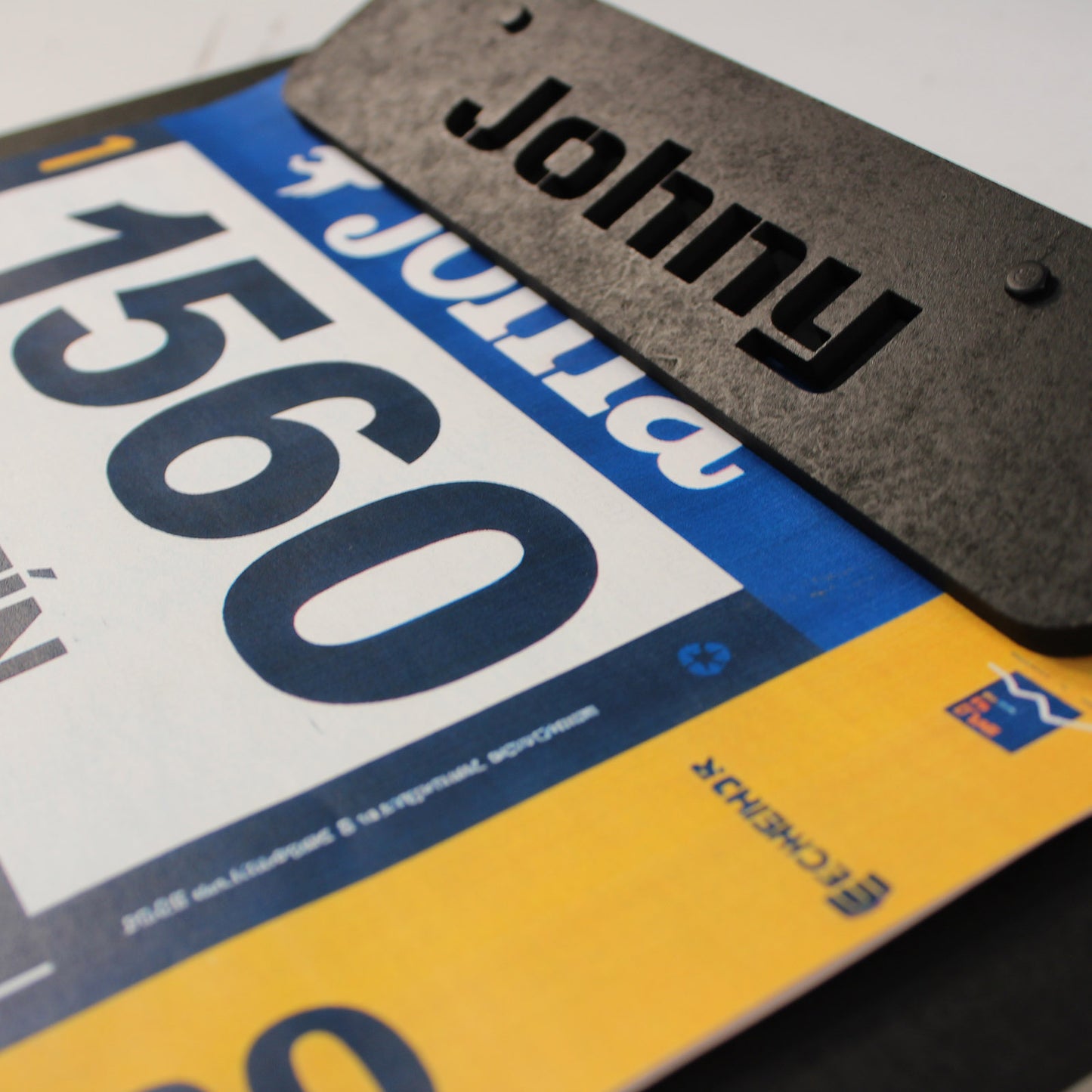 Medallero para Medallas de Running – Personalizado en Madera con pinza de diseño para colocar dorsales