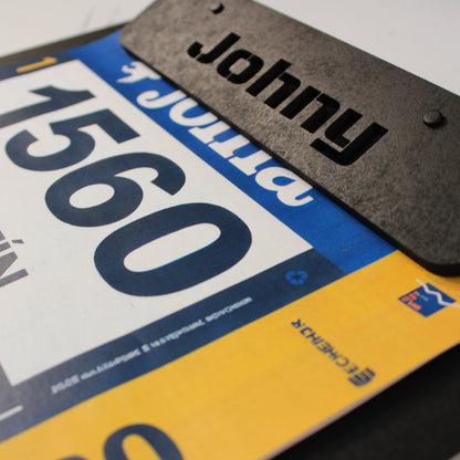Medallero para Medallas de Running – Personalizado en Madera con pinza de diseño para colocar dorsales
