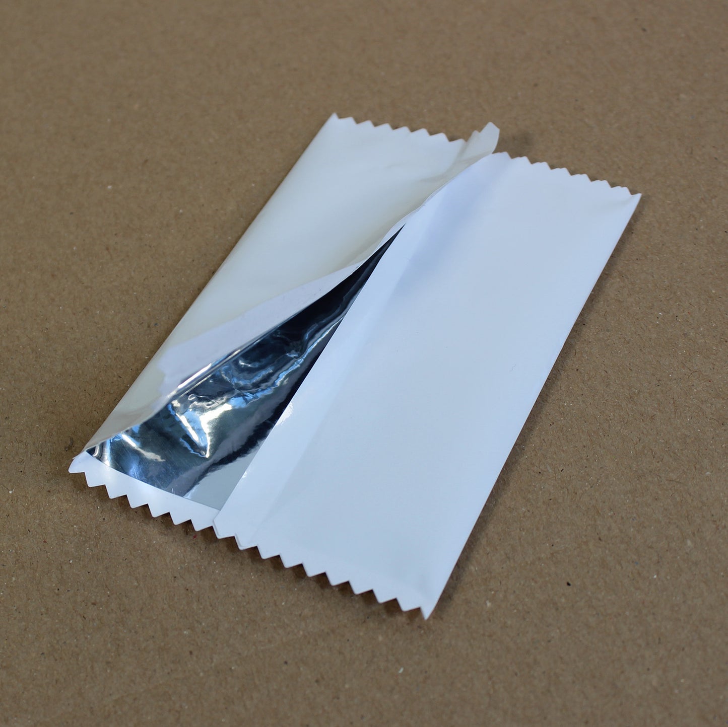 Sobre para cromo gigante aspecto sobre real, interior plateado