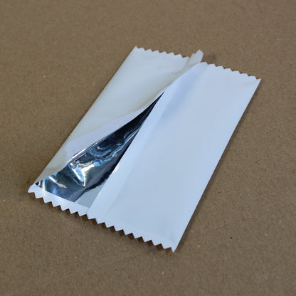 Sobre para cromo gigante aspecto sobre real, interior plateado