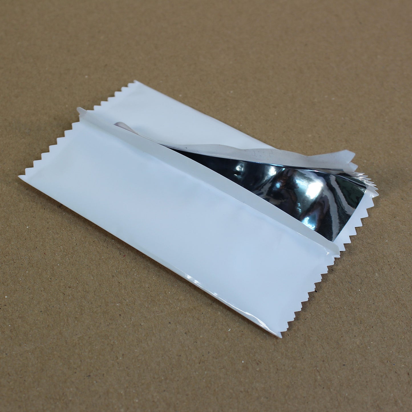 Sobre para cromo gigante aspecto sobre real, interior plateado