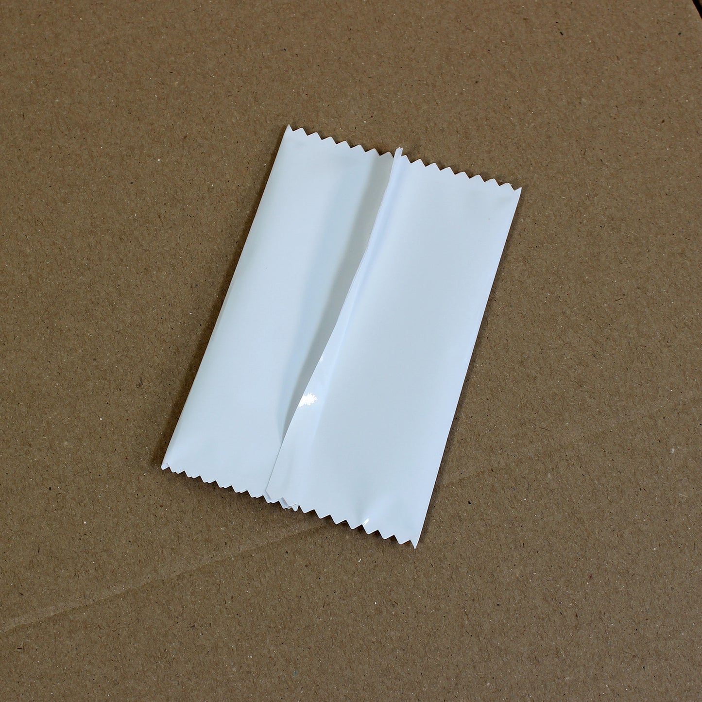 Sobre para cromo gigante aspecto sobre real, interior plateado