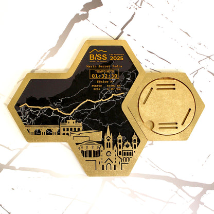 Medallero Hexagonal para exhibir tu medalla de la Media Maratón Behobia San Sebastián Donosti Personalizado con Nombre, dorsal, tiempos, etc.