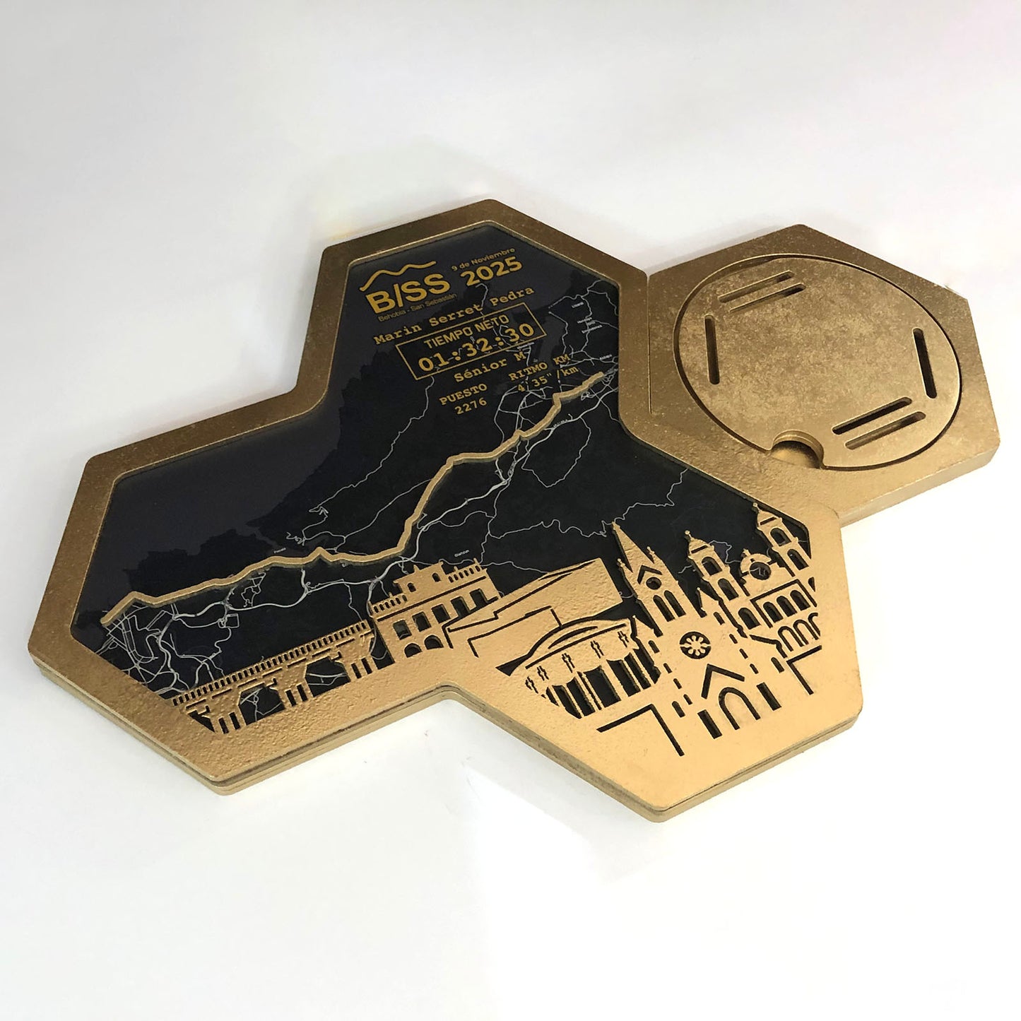 Medallero Hexagonal para exhibir tu medalla de la Media Maratón Behobia San Sebastián Donosti Personalizado con Nombre, dorsal, tiempos, etc.