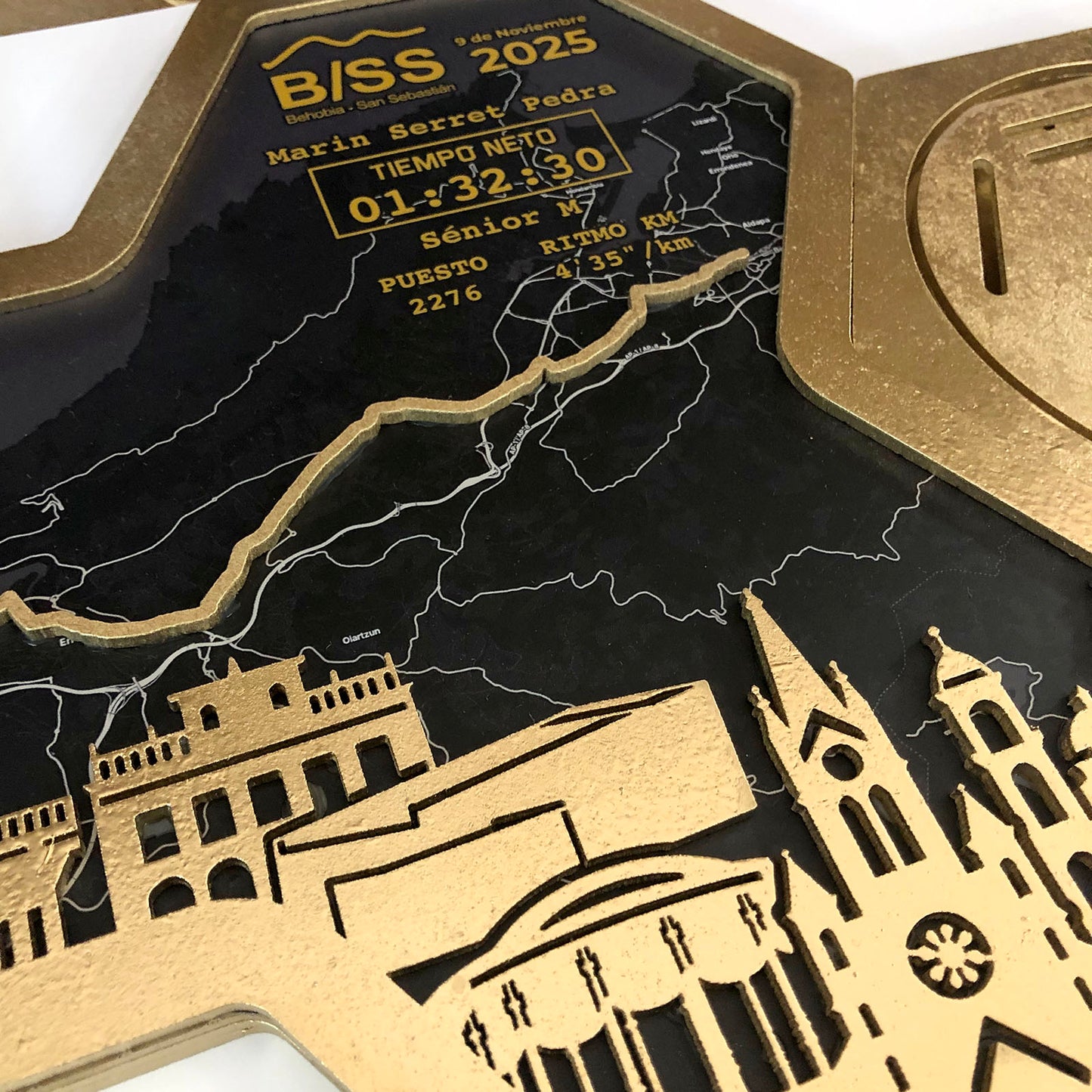 Medallero Hexagonal para exhibir tu medalla de la Media Maratón Behobia San Sebastián Donosti Personalizado con Nombre, dorsal, tiempos, etc.