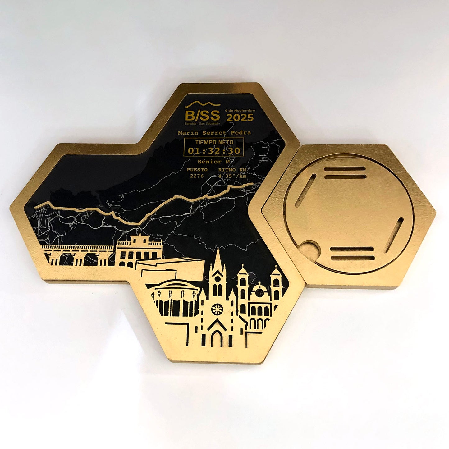Medallero Hexagonal para exhibir tu medalla de la Media Maratón Behobia San Sebastián Donosti Personalizado con Nombre, dorsal, tiempos, etc.