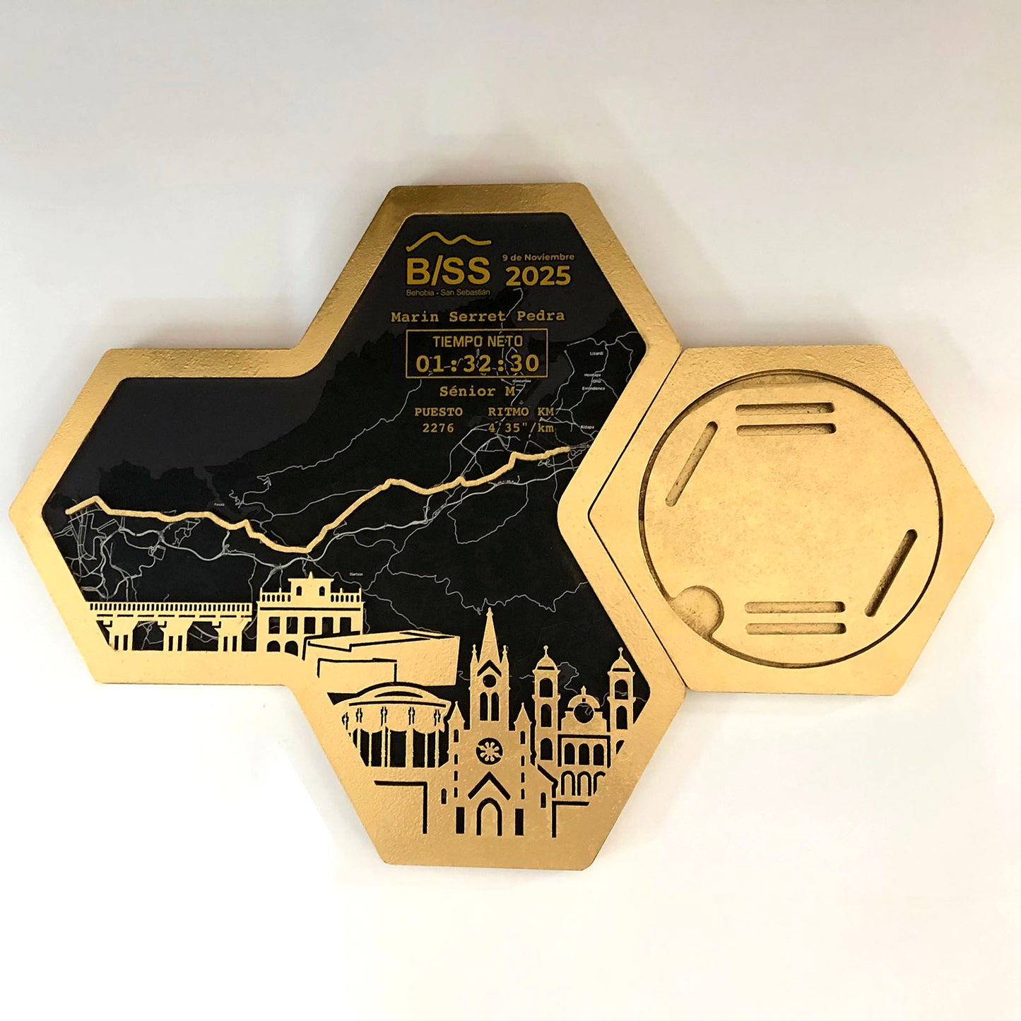 Medallero Hexagonal para exhibir tu medalla de la Media Maratón Behobia San Sebastián Donosti Personalizado con Nombre, dorsal, tiempos, etc.