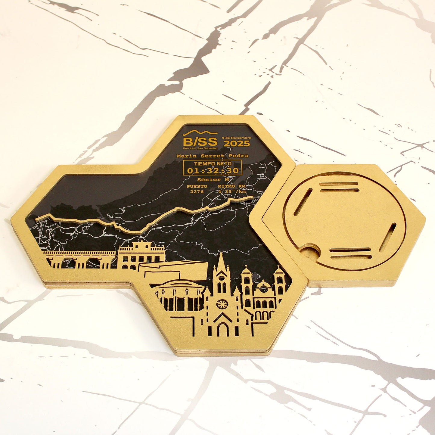 Medallero Hexagonal para exhibir tu medalla de la Media Maratón Behobia San Sebastián Donosti Personalizado con Nombre, dorsal, tiempos, etc.