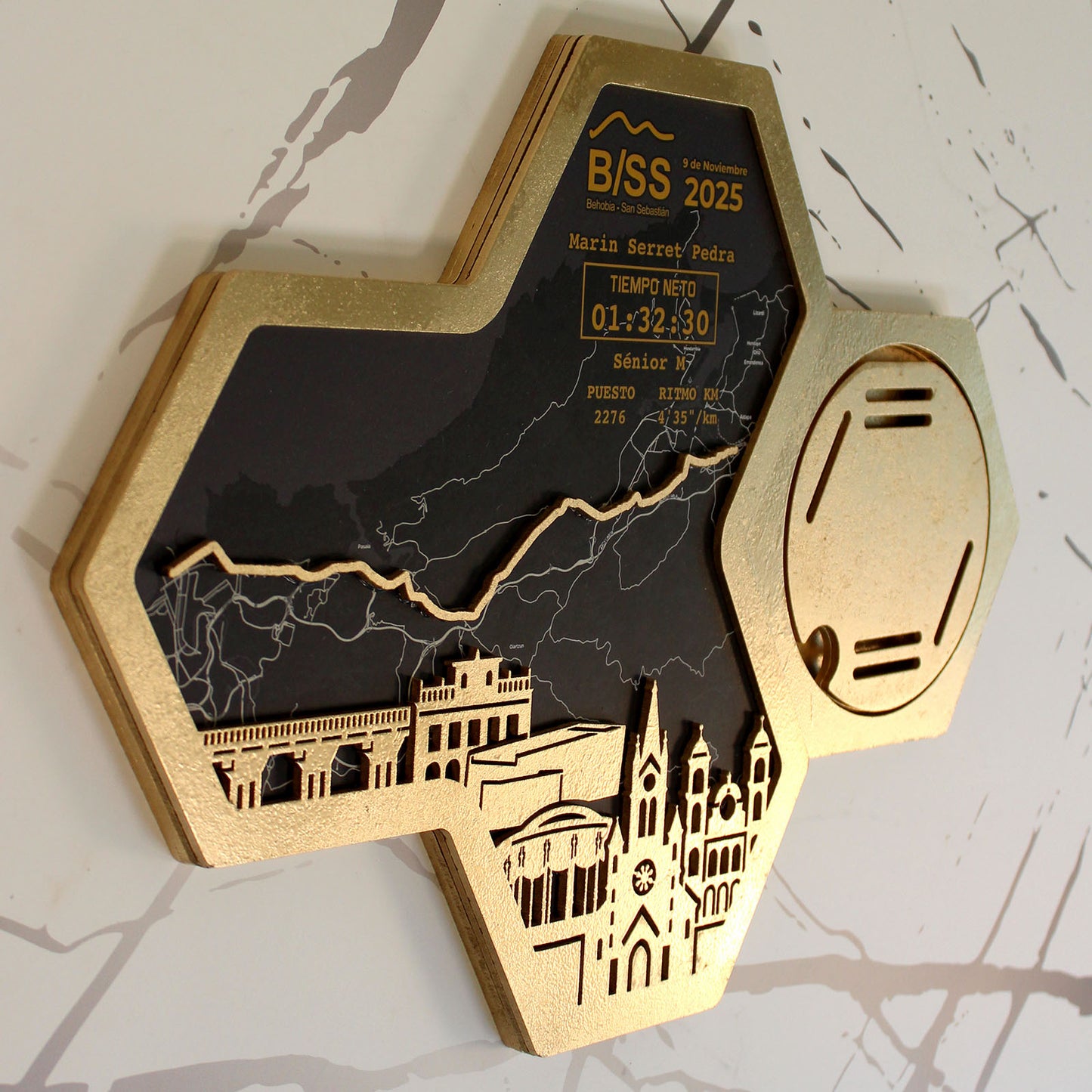 Medallero Hexagonal para exhibir tu medalla de la Media Maratón Behobia San Sebastián Donosti Personalizado con Nombre, dorsal, tiempos, etc.