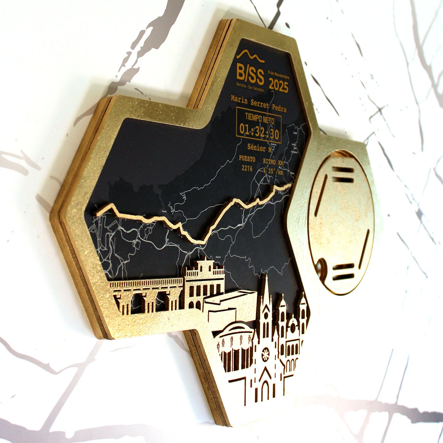 Medallero Hexagonal para exhibir tu medalla de la Media Maratón Behobia San Sebastián Donosti Personalizado con Nombre, dorsal, tiempos, etc.