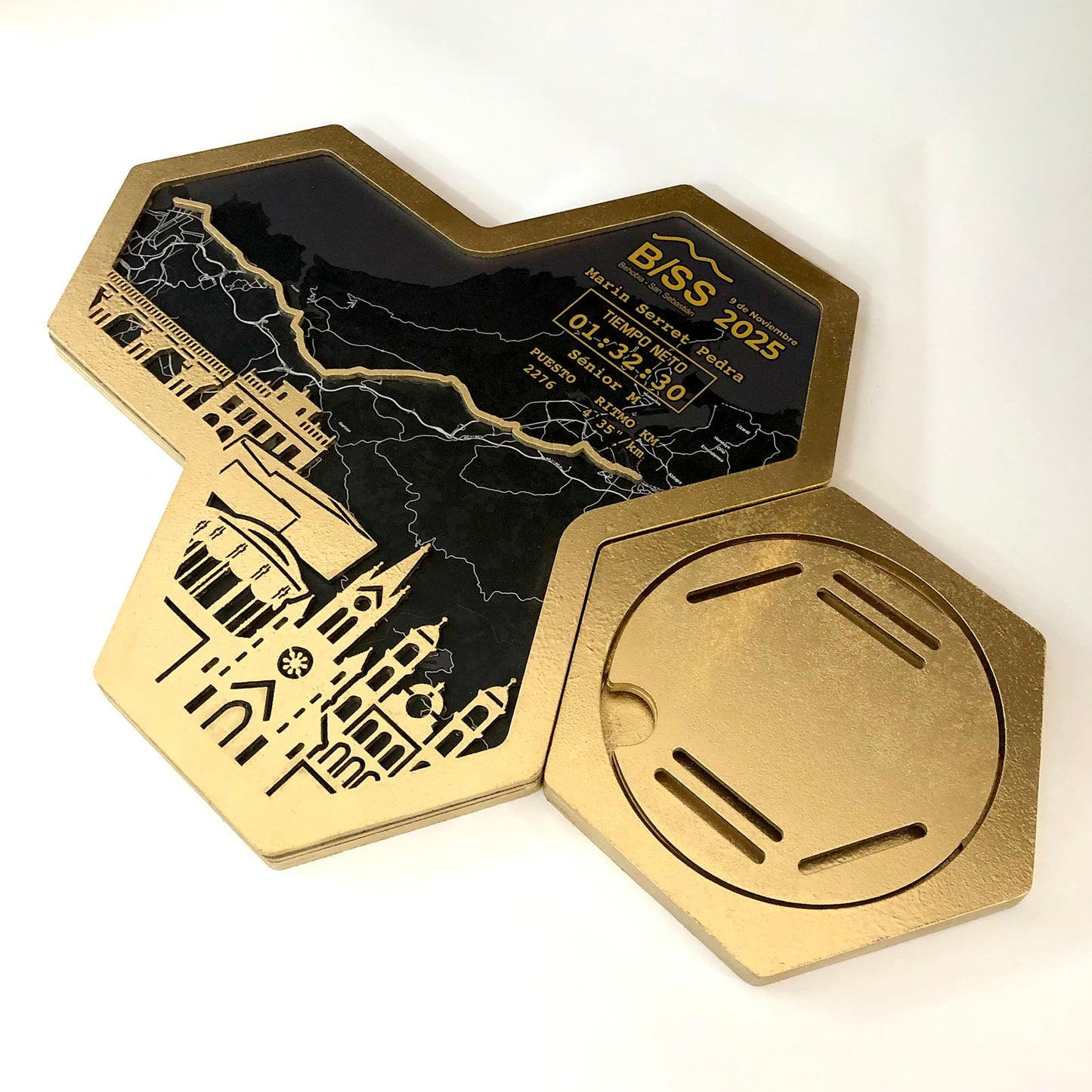 Medallero Hexagonal para exhibir tu medalla de la Media Maratón Behobia San Sebastián Donosti Personalizado con Nombre, dorsal, tiempos, etc.