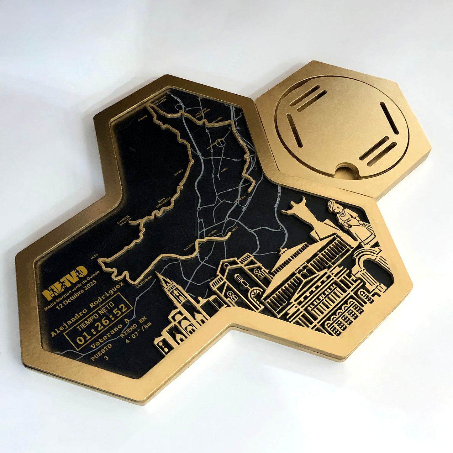 Medallero Hexagonal para exhibir tu medalla de la Media Maratón de Oviedo Personalizado con Nombre, dorsal, tiempos, etc.