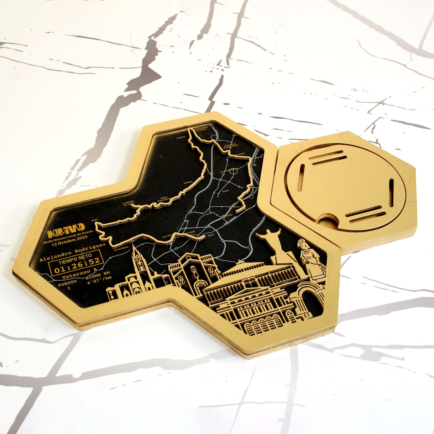 Medallero Hexagonal para exhibir tu medalla de la Media Maratón de Oviedo Personalizado con Nombre, dorsal, tiempos, etc.