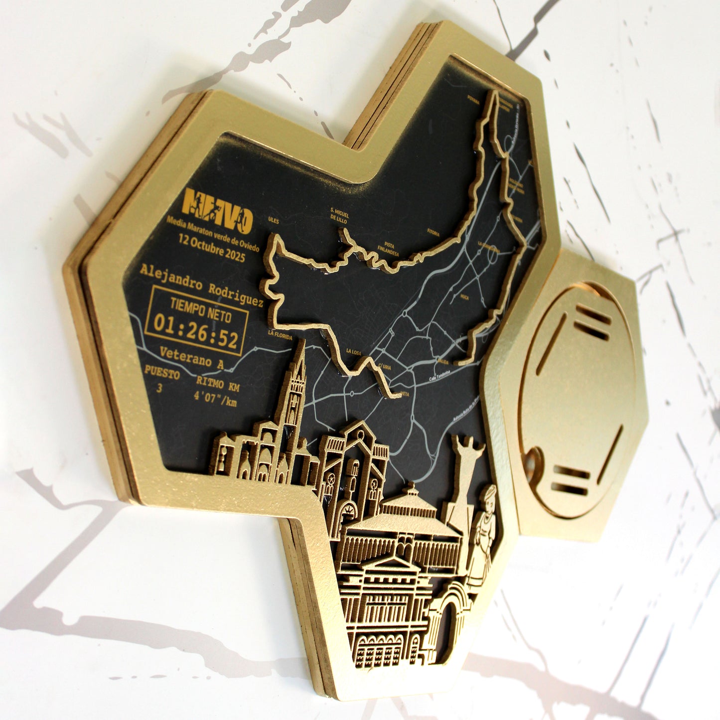 Medallero Hexagonal para exhibir tu medalla de la Media Maratón de Oviedo Personalizado con Nombre, dorsal, tiempos, etc.