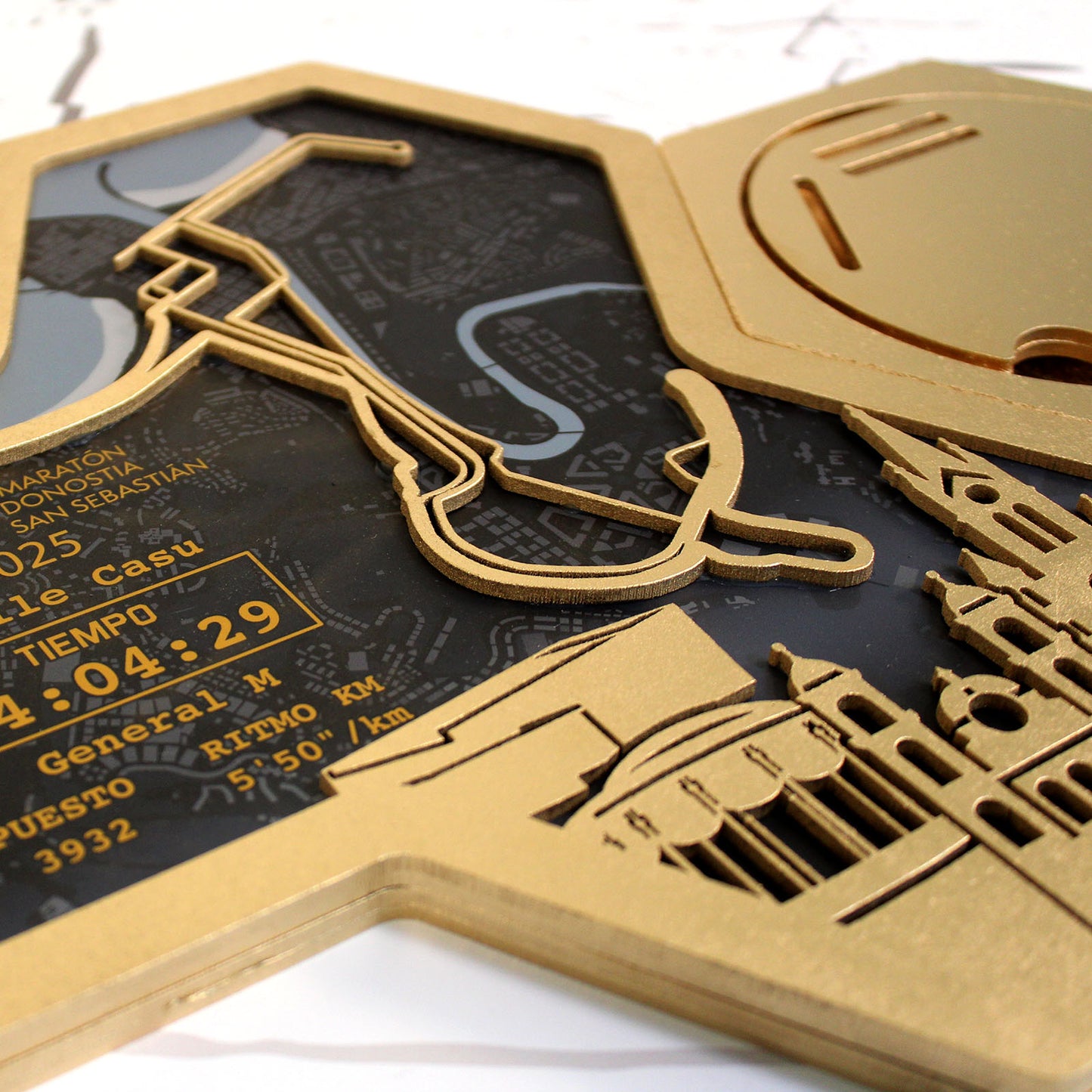 Medallero Hexagonal para exhibir tu medalla de la Maratón San Sebastián Donosti Personalizado con Nombre, dorsal, tiempos, etc.