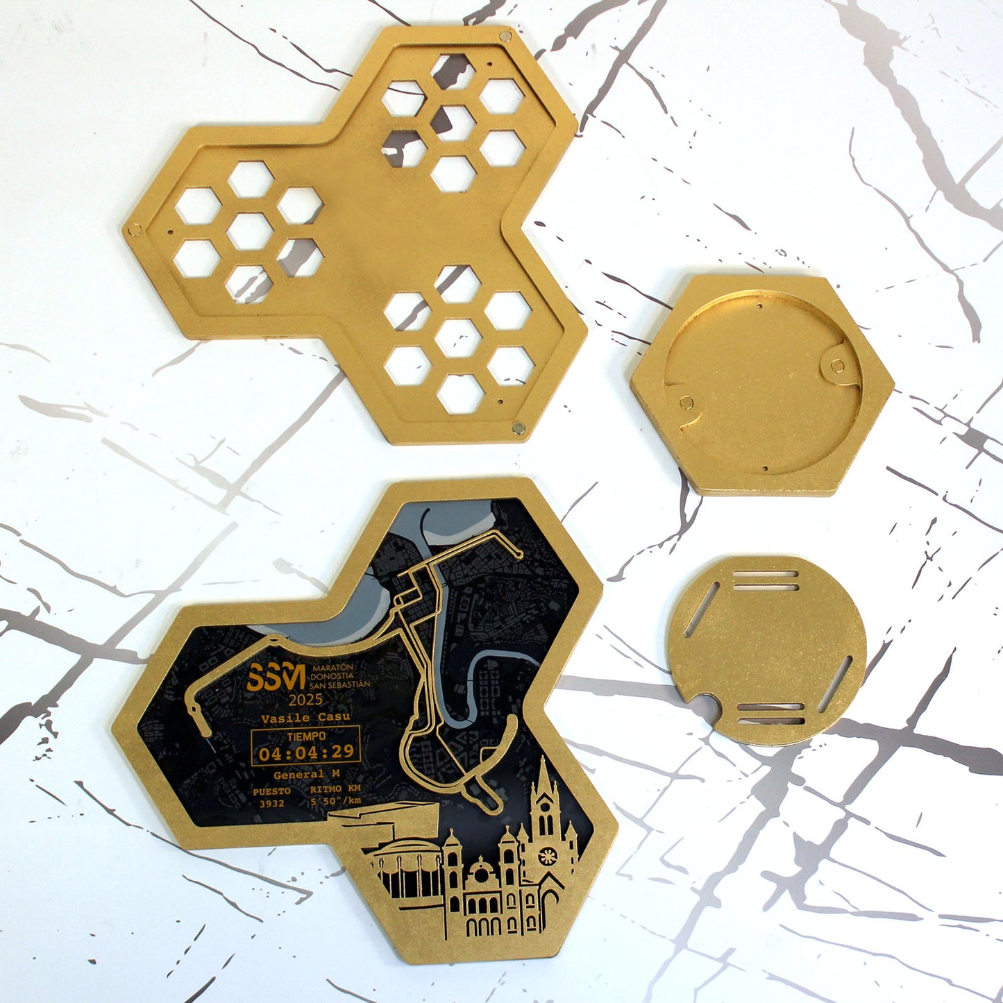 Medallero Hexagonal para exhibir tu medalla de la Maratón San Sebastián Donosti Personalizado con Nombre, dorsal, tiempos, etc.