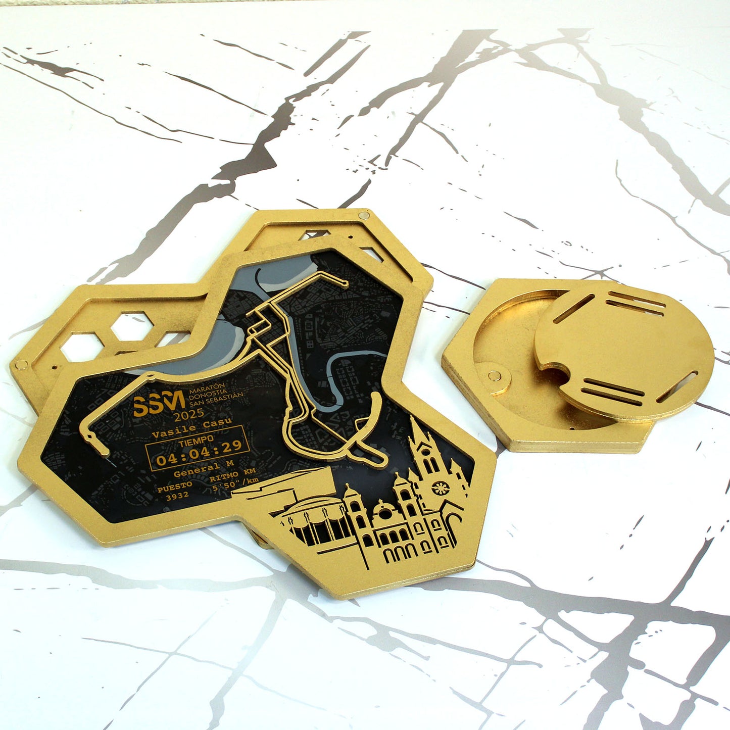 Medallero Hexagonal para exhibir tu medalla de la Maratón San Sebastián Donosti Personalizado con Nombre, dorsal, tiempos, etc.