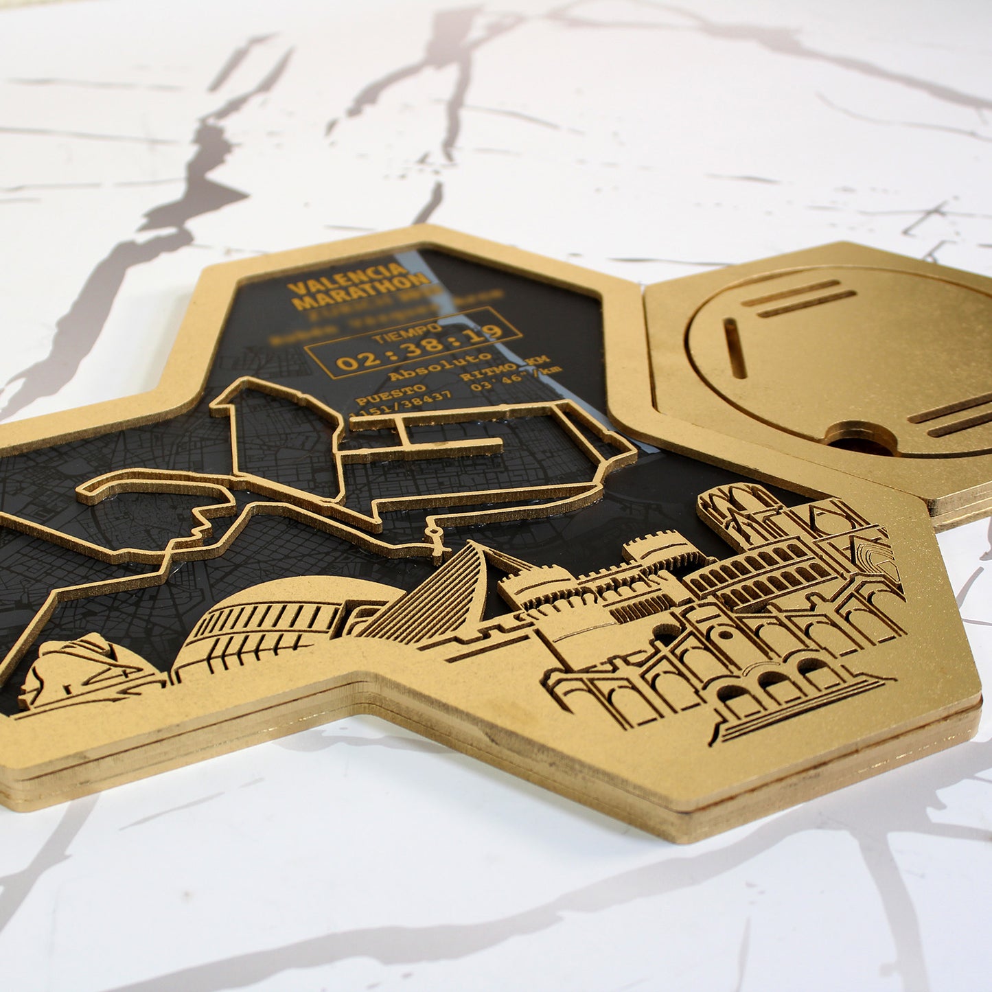Medallero Hexagonal para exhibir tu medalla de la Marathon de Valencia Personalizado con Nombre, dorsal, tiempos, etc.